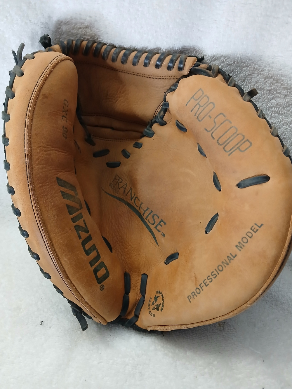 GXC-90 Mizuno Pro-Scoop Franchise Series Tan Catcher’s Mitt